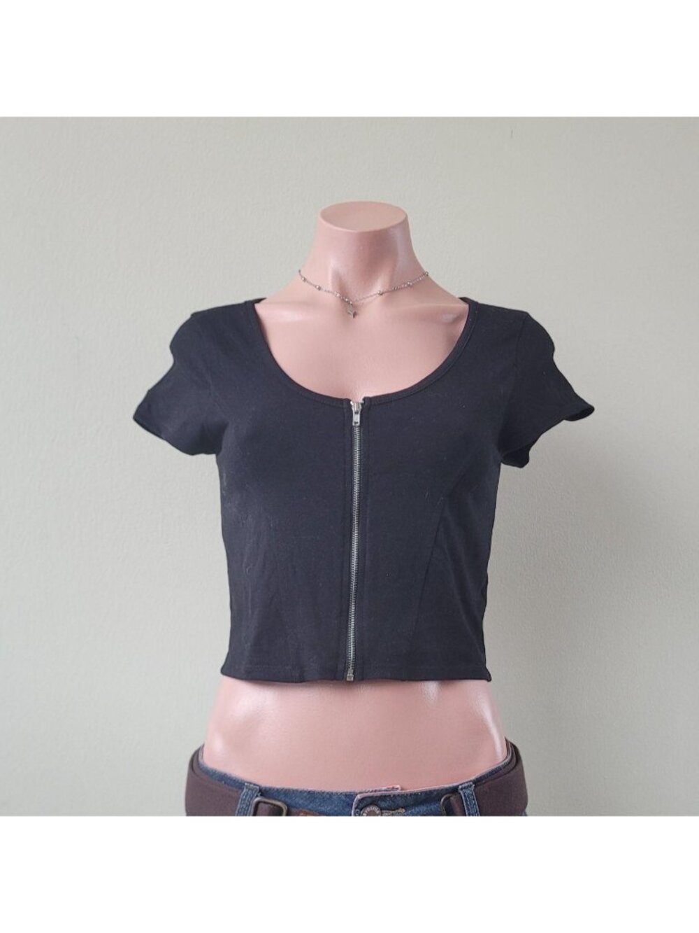 Ambiance Black Zipper Closure Scoop Neck Structural Cropped Tee (M)